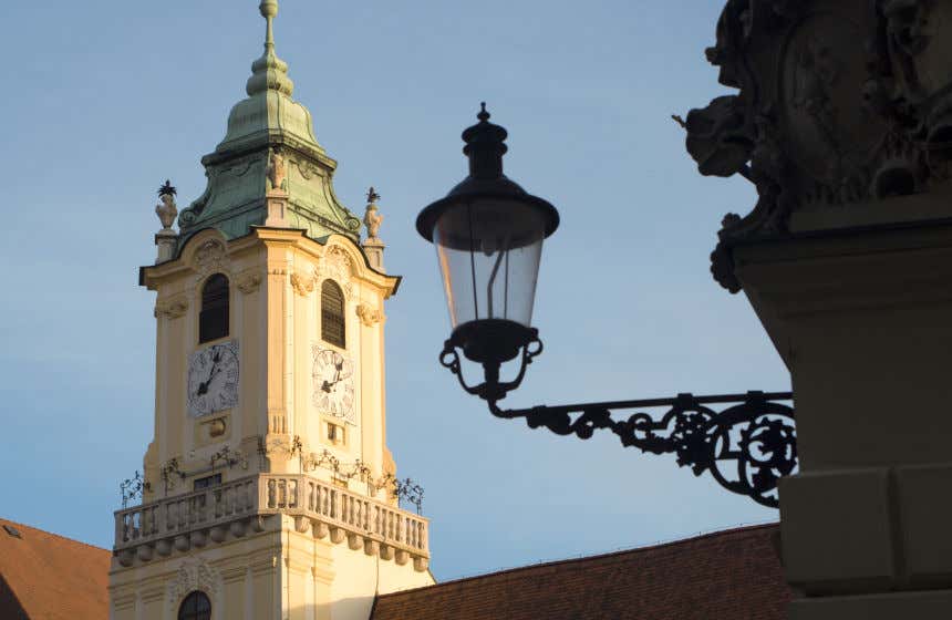 Torre del Ayuntamiento Viejo de Bratislava con una farola en primer plano