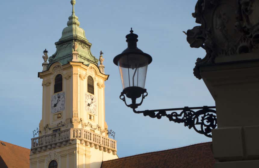 Torre da Antiga Prefeitura de Bratislava com um farol em primeiro plano