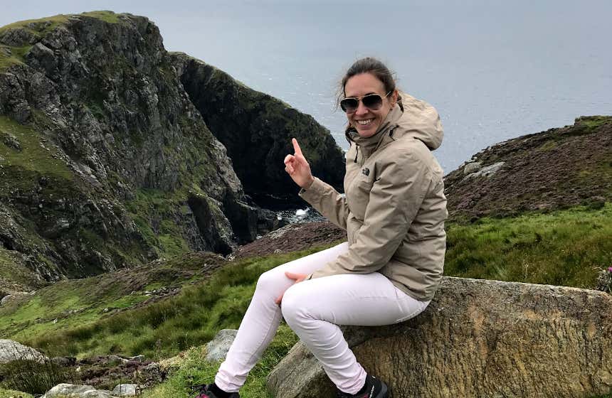 Isa posando en el acantilado de Slieve League en el condado de Donegal, Irlanda.