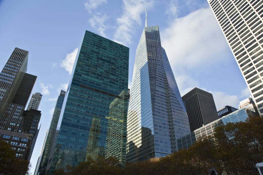 Bank of America Tower con otros edificios alrededor en Nueva York.