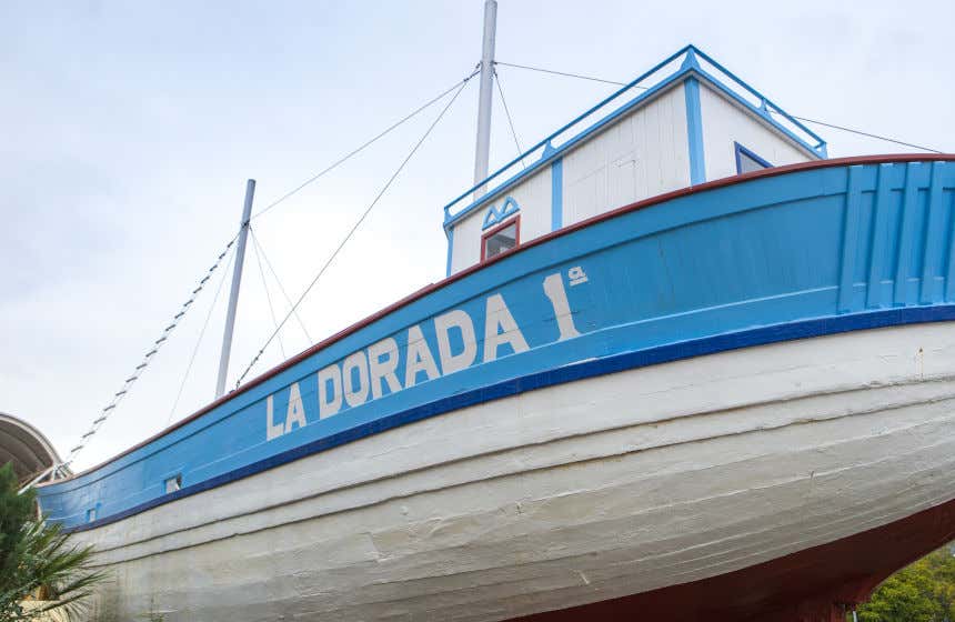 El barco de Chanquete, en Nerja, pintado de colores azules y blancos.