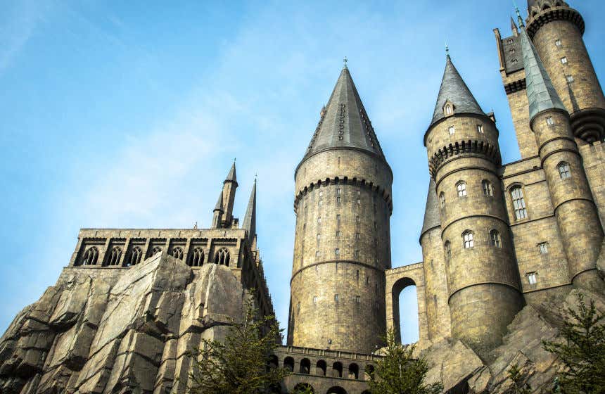 Façade du château de Poudlard et ses hautes tours pointues, dans l'un des parcs à thème d'Harry Potter