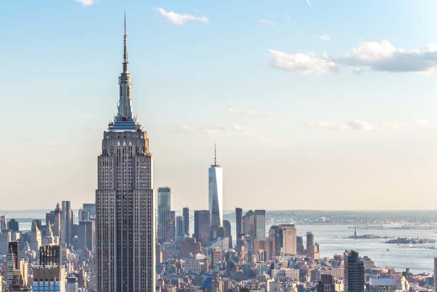 Rascacielos de Nueva York con el Empire State Building en primer plano.