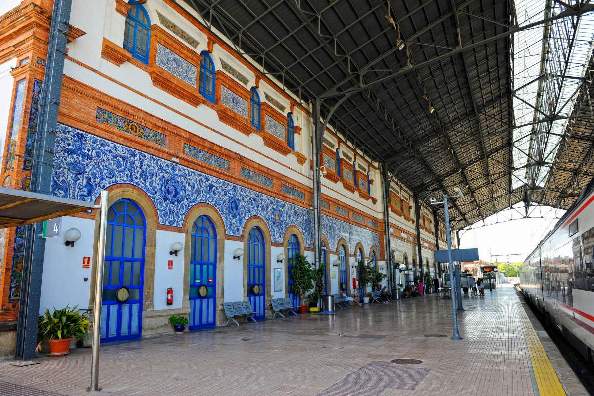 Vista de los azulejos del andén de la estación de tren de Jerez de la Frontera