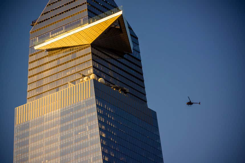 Rascacielos 30 Hudson Yards con un helicóptero volando alrededor