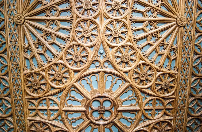 Décoration en relief dans les tons or et bleu du plafond de la librairie Lello à Porto