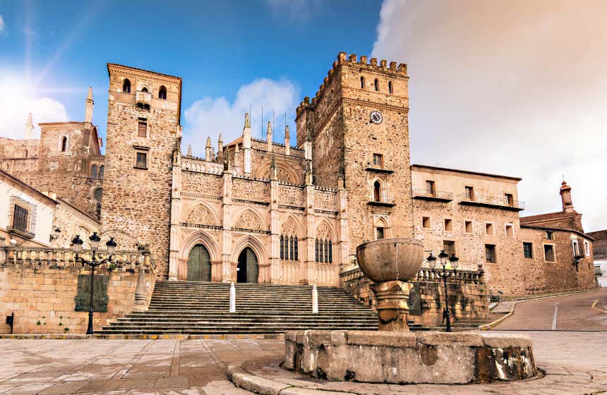 Conjunto arquitectónico del Real Monasterio de Santa María de Guadalupe. El municipio catalogado como uno de los más bonitos de Extremadura.