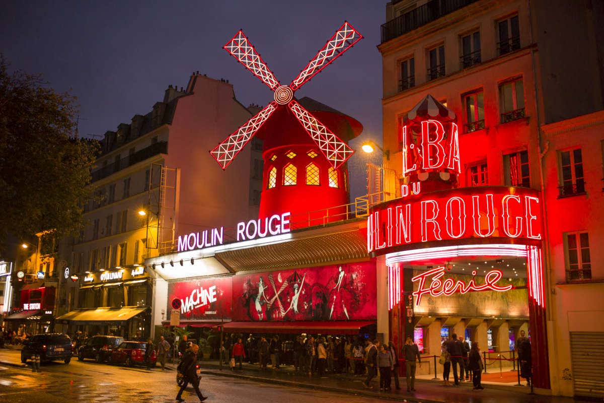 Photo du Moulin Rouge illuminé de nuit à Paris