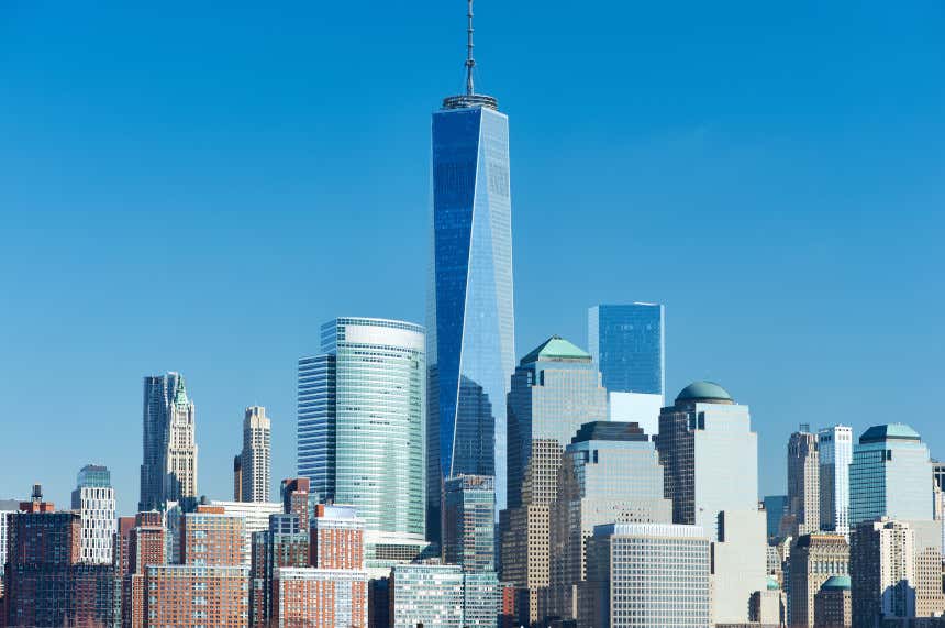 El One World Trade Center en un día despejado sin nubes junto a otros inmuebles de Nueva York