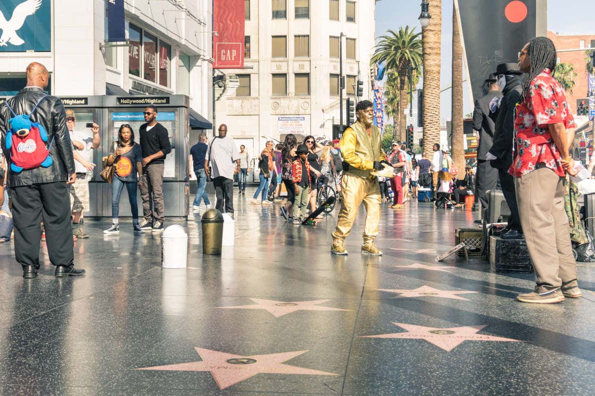 Des touristes se baladant sur le Hollywood Walk of Fame un jour ensoleillé