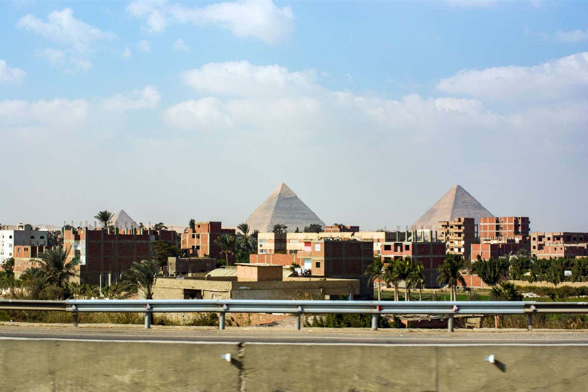 Vue sur les pyramides de Gizeh et Le Caire