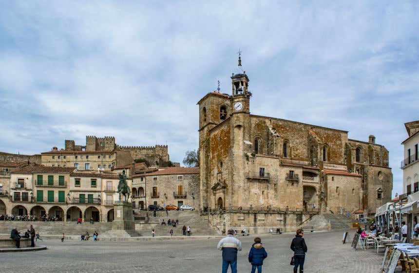 Plaza Mayor de Trujillo con sus casas señoriales y la iglesia de San Martín.
