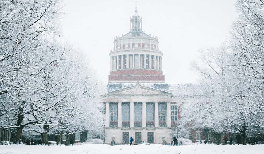 Fachada de la Universidad de Rochester en un día de nieve