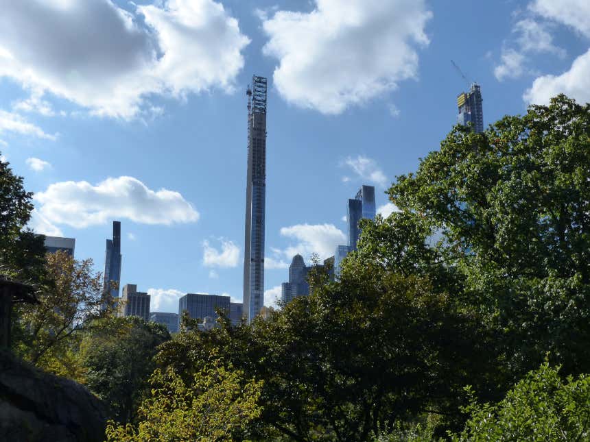 Steinway Tower en construcción detrás de un parque en Nueva York. 