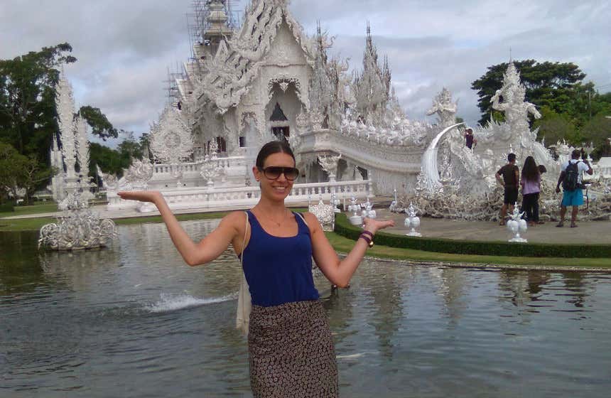 Isabel López posando delante del célebre Templo Blanco de Chiang Mai, en Tailandia.