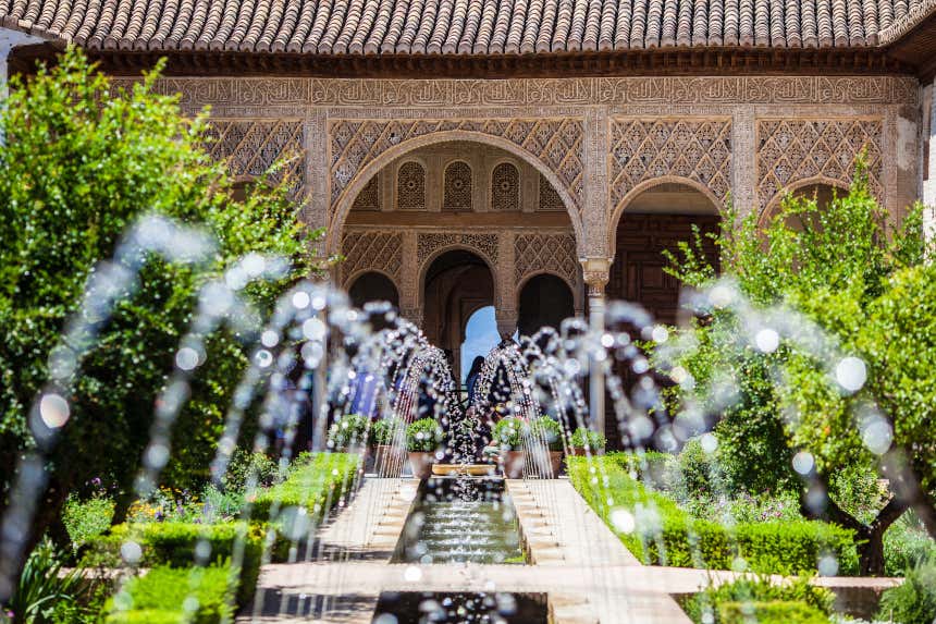 Fuente en los jardines del Generalife en la Alhambra, Granada