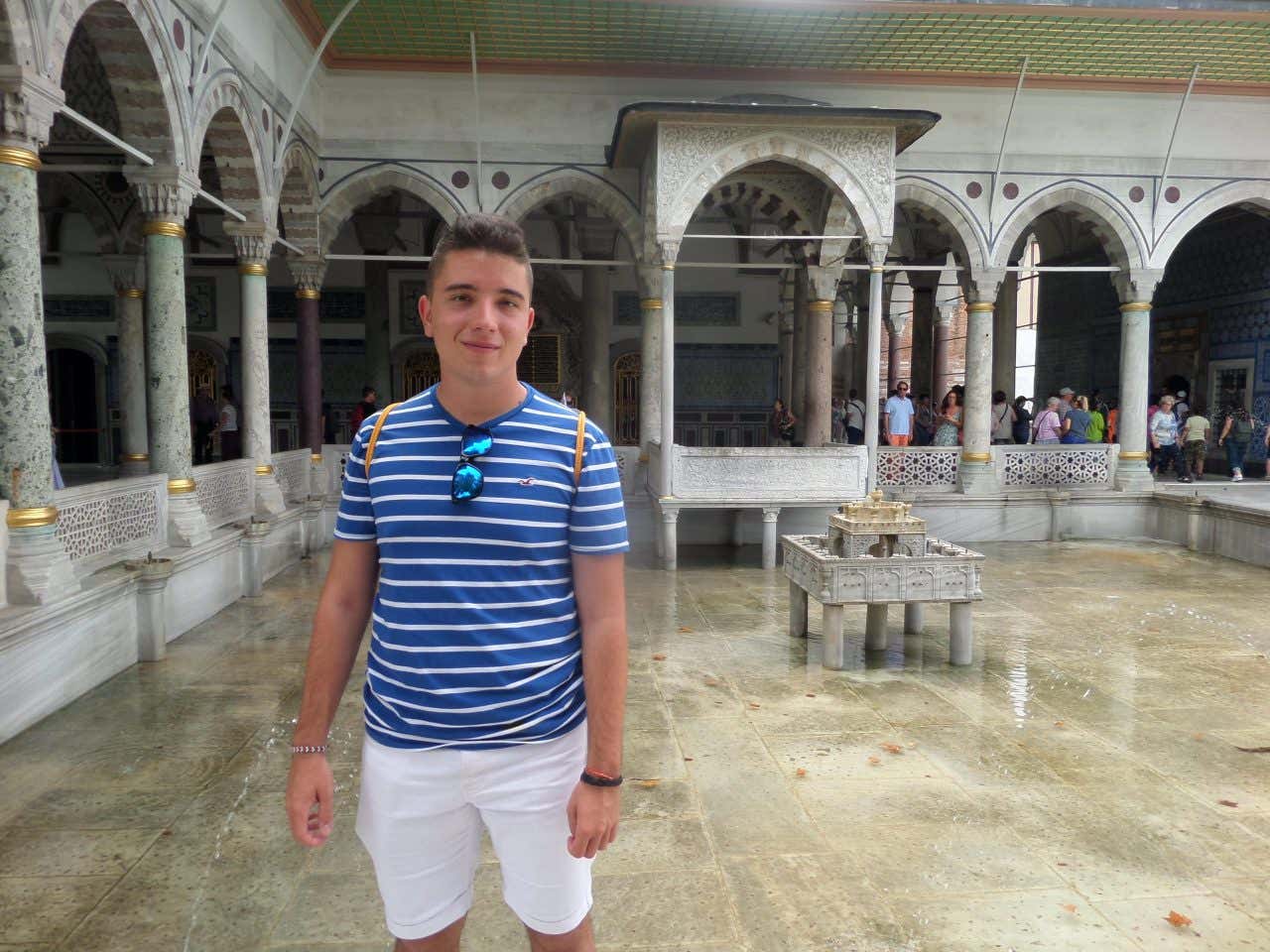 Óscar Fernández en una mezquita de Estambul.