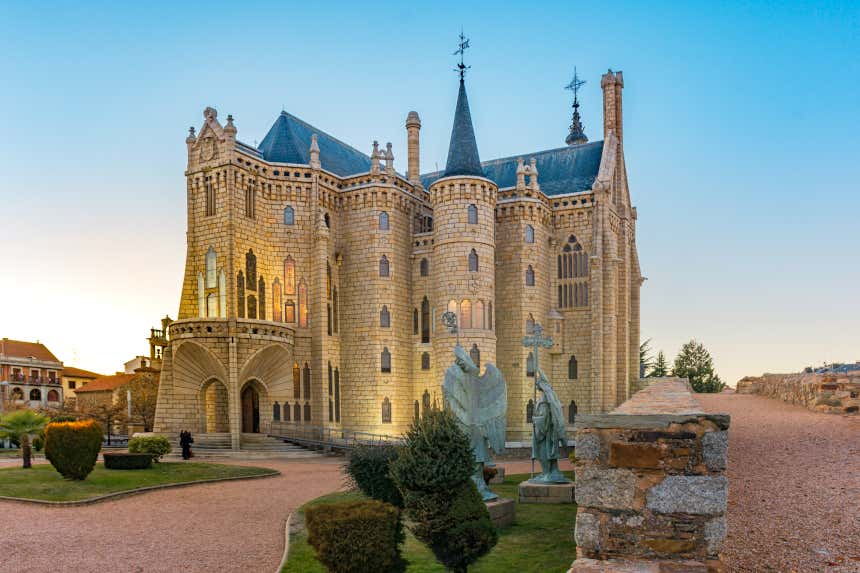 Palacio Episcopal de Astorga iluminado.
