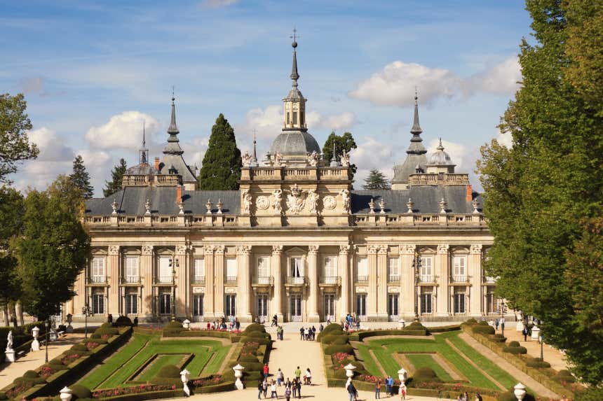 Fachada del Palacio Real de la Granja de San Ildefonso en Segovia