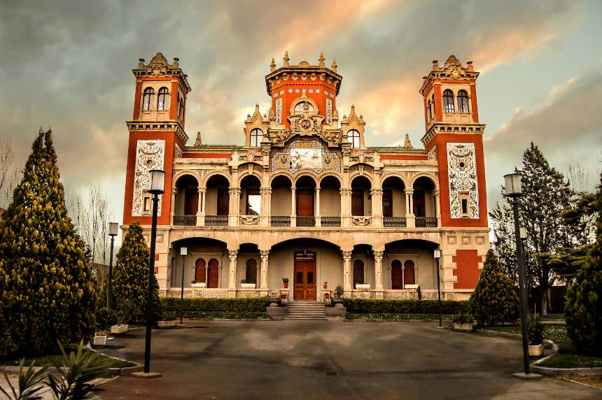 Fachada del Palacio de Larrinaga en Zaragoza