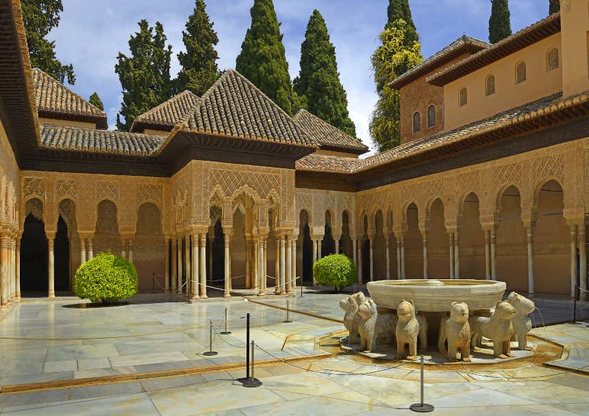 Fuente de los Leones en los Palacios Nazaríes de la Alhambra, en Granada