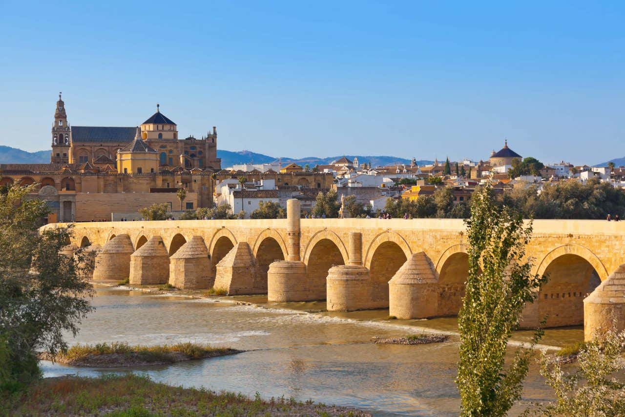 Panorámica de Córdoba, con el Puente Romano en primer plano y la Mezquita-catedral al fondo.