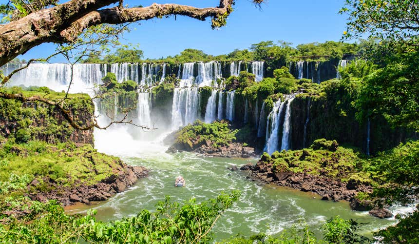 Cataratas do Parque Nacional Iguazú em um dia de sol 