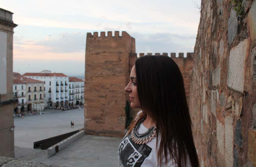 Chica paseando por la parte antigua de Cáceres