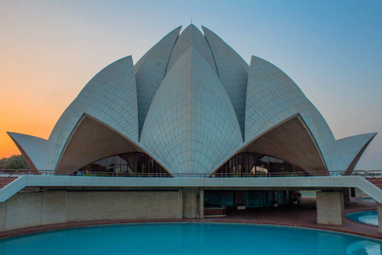 Le Temple du Lotus avec un plan d'eau au premier plan