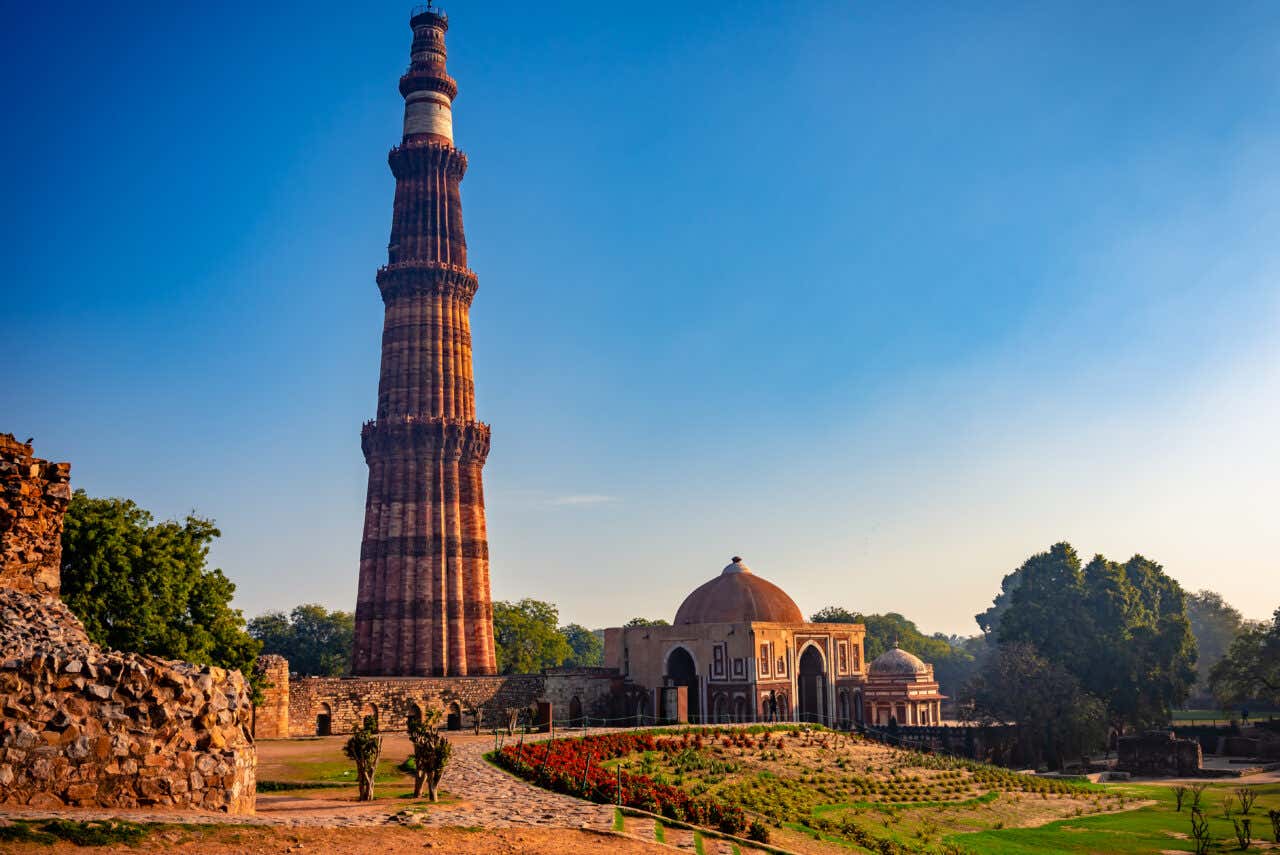 Le minaret de Qutub Minar ; un site idéal si vous souhaitez visiter New Delhi et découvrir son histoire