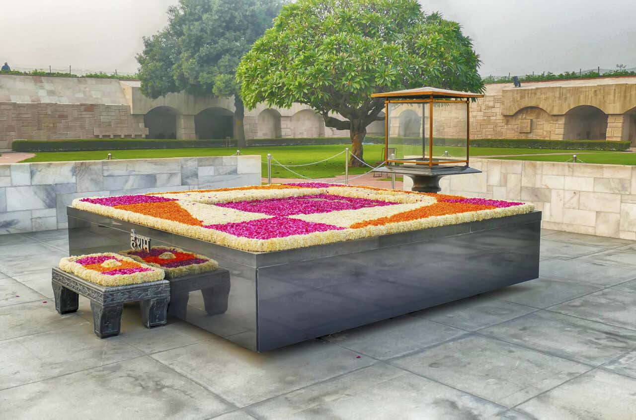 Le Raj Ghat, mémorial du Mahatma Gandhi en marbre noir ; un lieu spirituel incontournable si vous visitez New Delhi