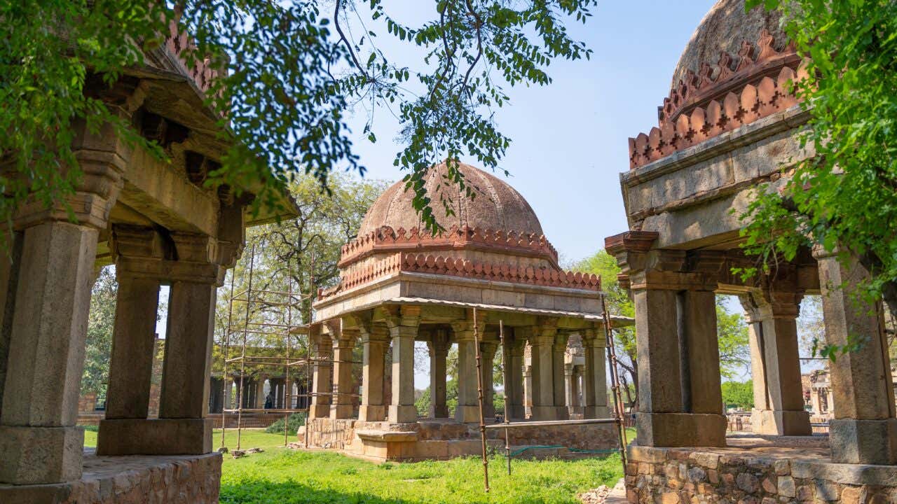 Monuments du fort Hauz Khas avec des colonnes et des dômes en pierre entourés d'arbres