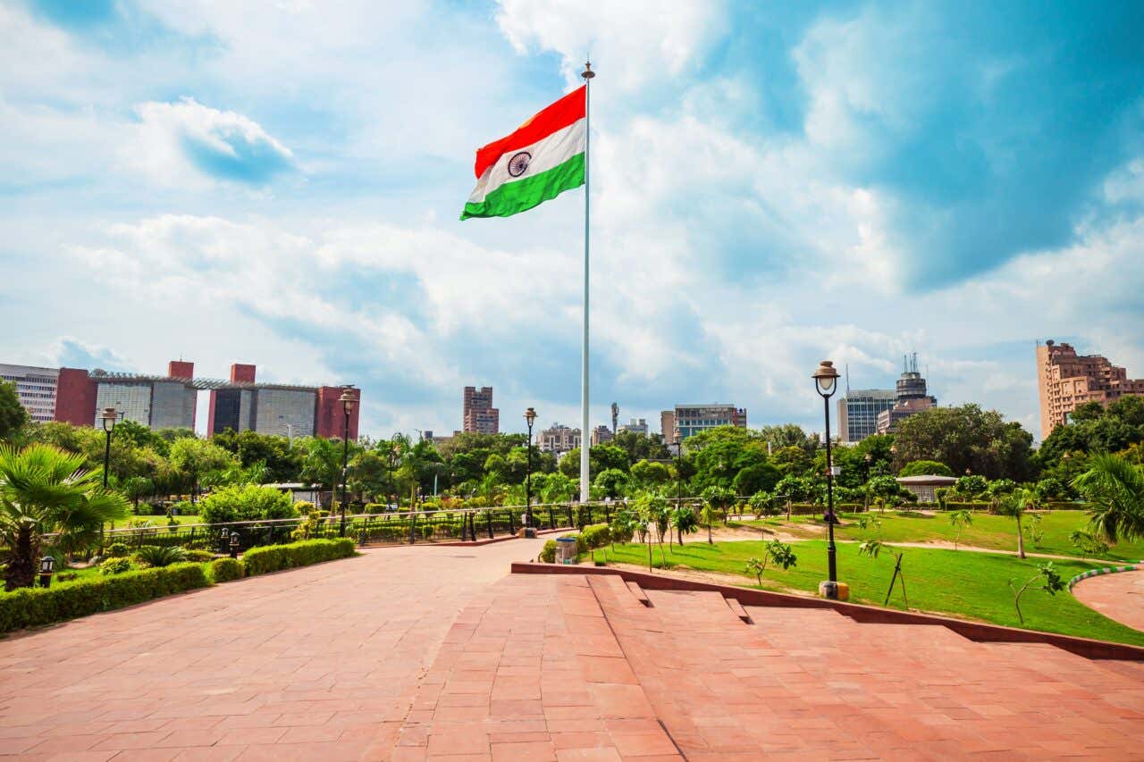 Connaught Place avec un drapeau indien en son centre par temps ensoleillé