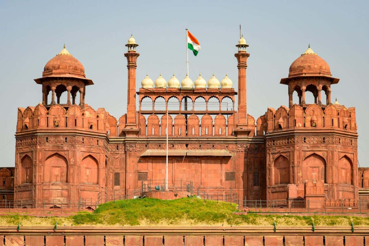 Le Fort Rouge de New Delhi avec un drapeau indien au centre ; un site à ne pas manquer si vous vous demandez que voir à New Delhi