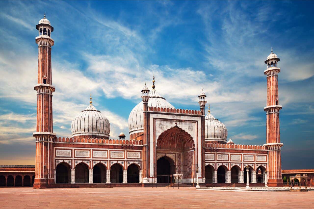 La mosquée Jama Masjid et ses hauts minarets ; une des plus grandes mosquées du monde et un site incontournable de toute visite de New Delhi