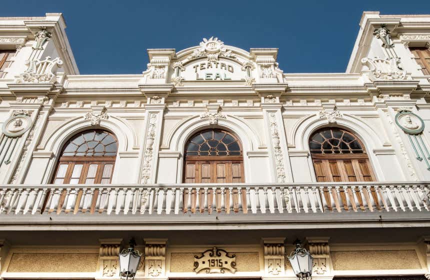 Fachada blanca del teatro Leal en La Laguna con su balcón de tres puertas de madera y cristal y la fecha de su inauguración en 1915.
