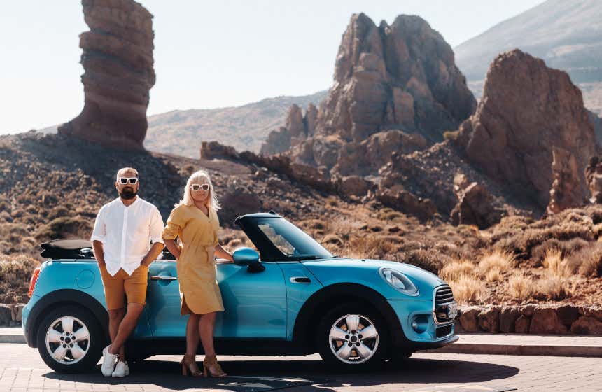 Pareja disfrutando de la belleza de Tenerife en coche