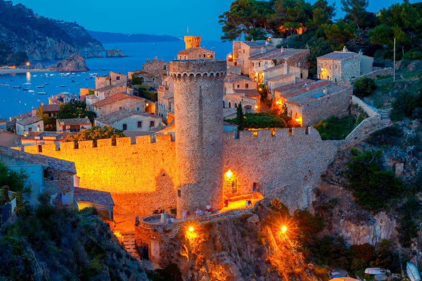 Fortaleza de Tossa del Mar al atardecer, en Gerona.