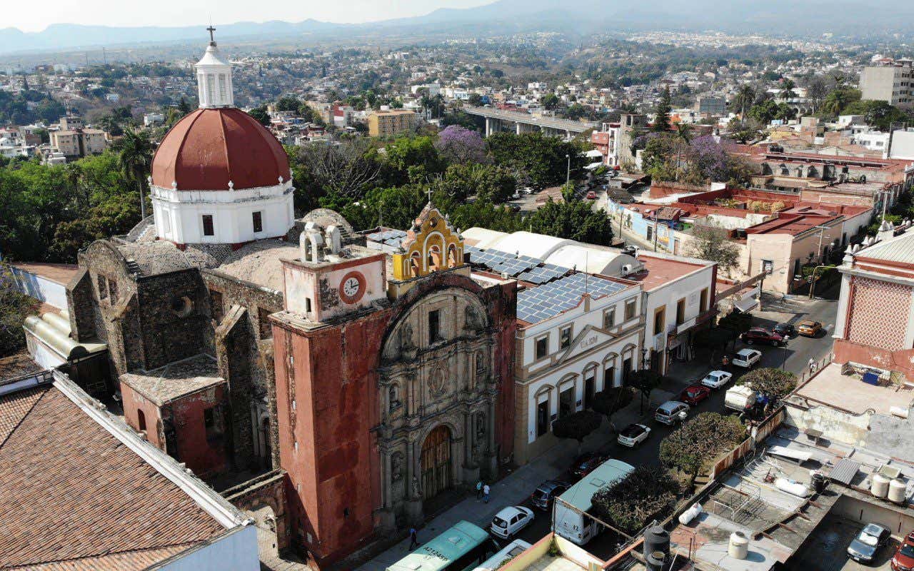 Vista aérea de la fachada y la cúpula de la Catedral de Cuernavaca
