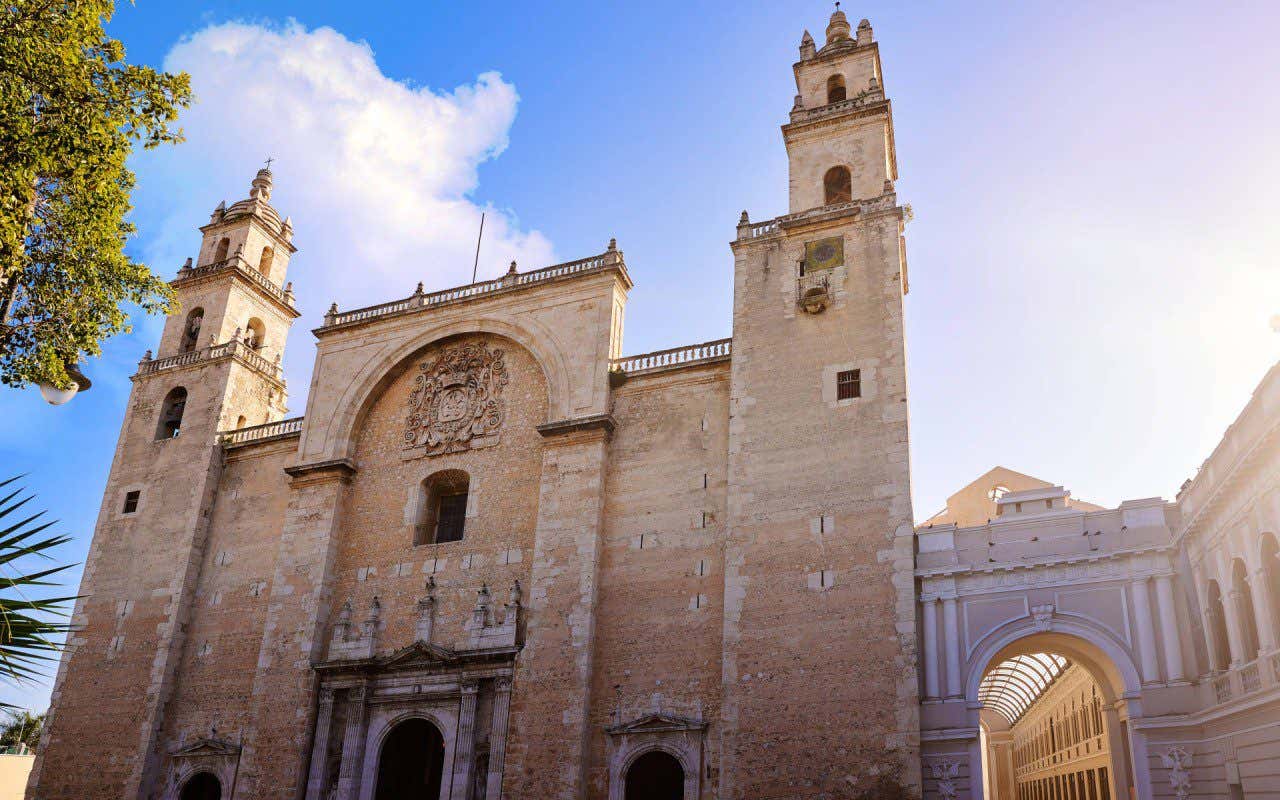Vista angular de la fachada de la Catedral de Mérida, una de las catedrales más bonitas México