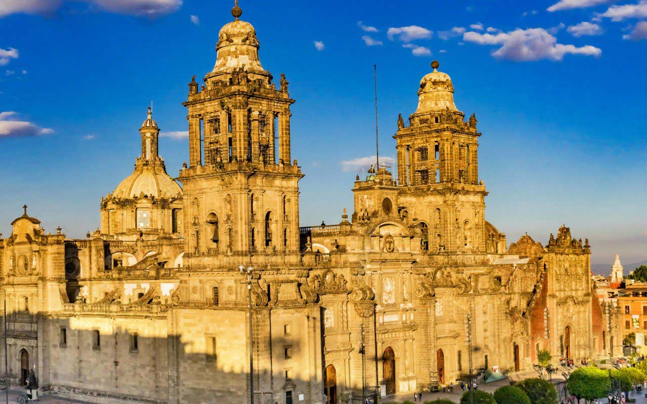 Vista panorámica de la fachada de la Catedral Metropolitana de México