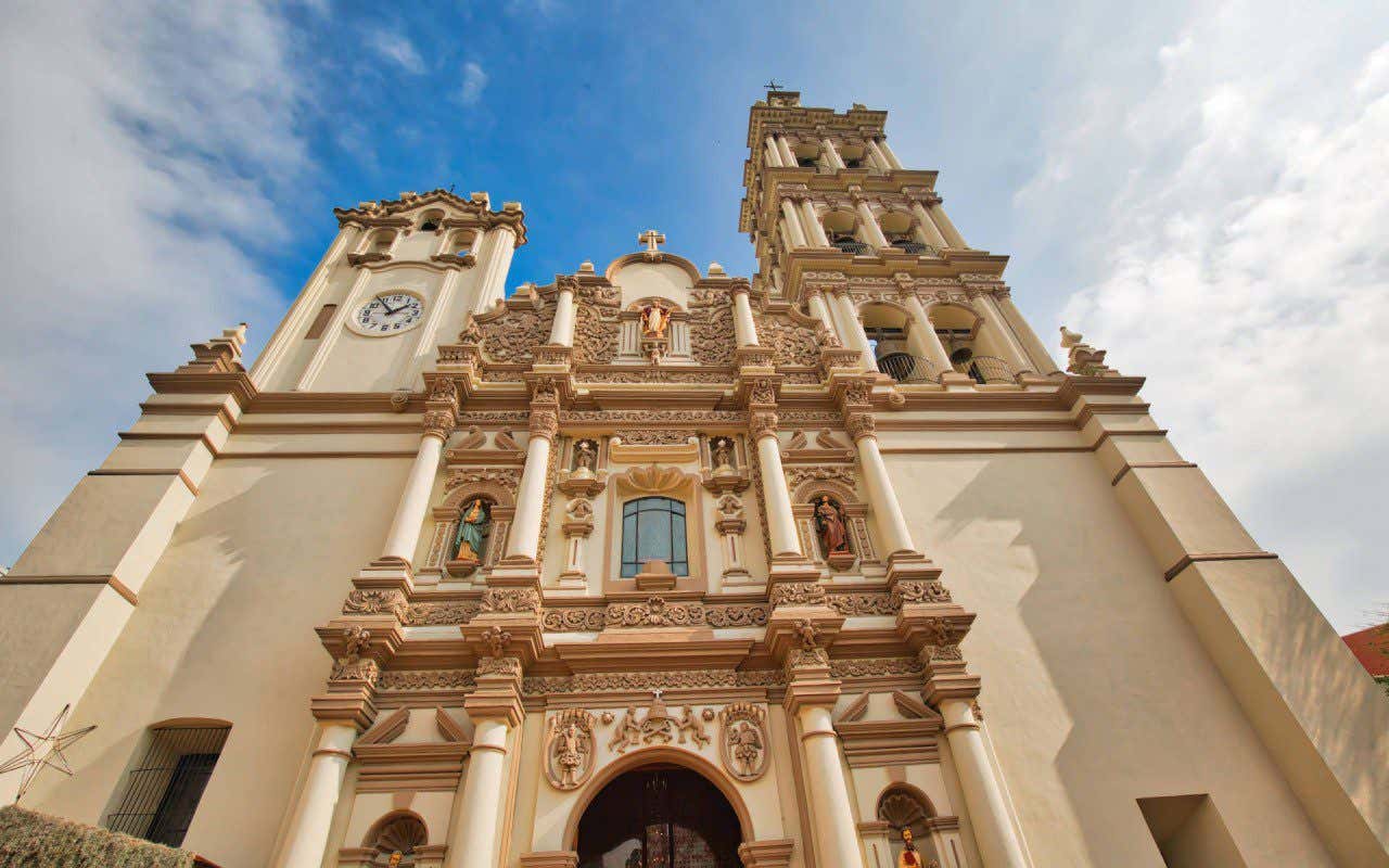 Vista contrapicada de la fachada de la Catedral de Monterrey, una de las catedrales más bonitas México