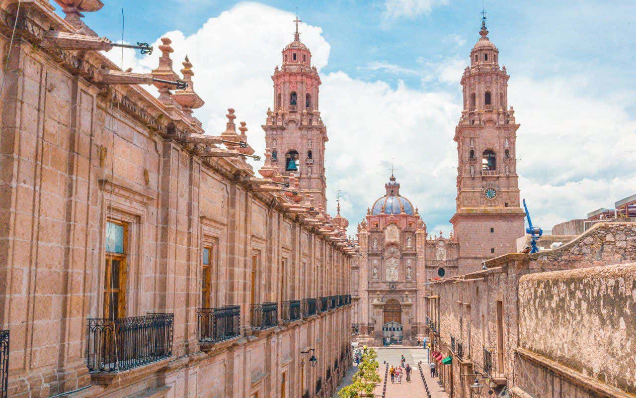 Vista frontal de la fachada y las torres de la Catedral de Morelia