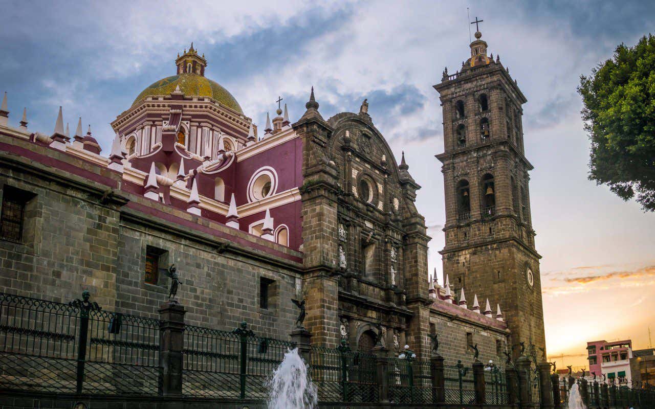 Vista lateral de la fachada, la torre y la cúpula de la Catedral de Puebla