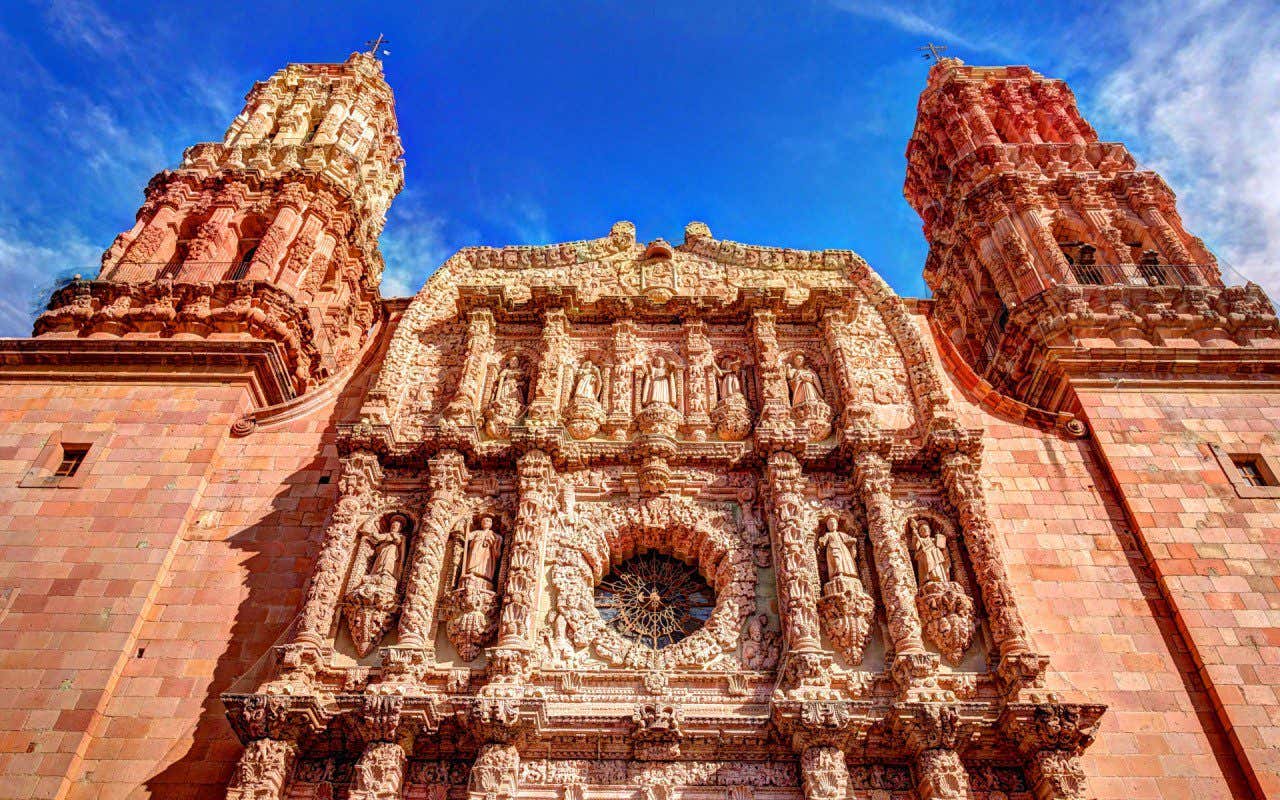 Vista contrapicada de la portada de la Catedral de Zacatecas, una de las catedrales más bonitas México