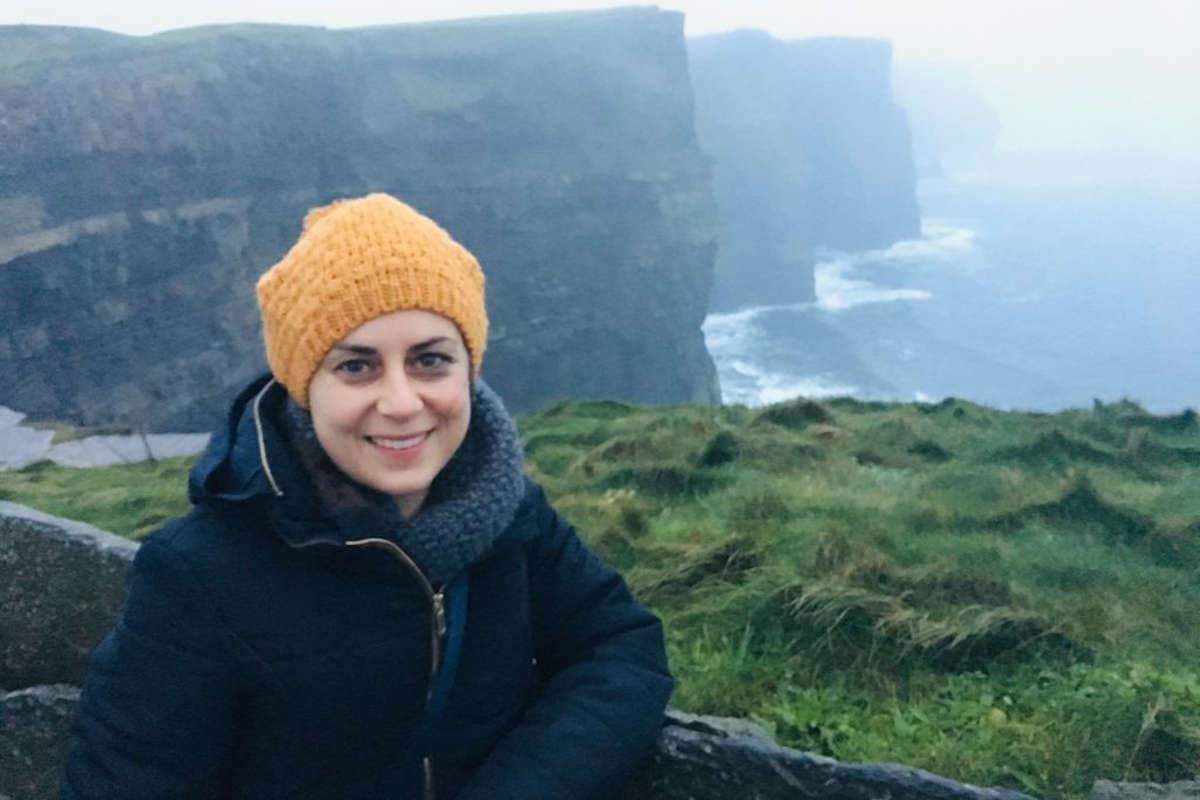 Marlene en un día nublado en los Acantilados de Moher en Irlanda