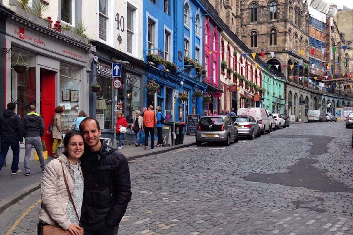 Paseando por las calles de Edimburgo junto a su marido