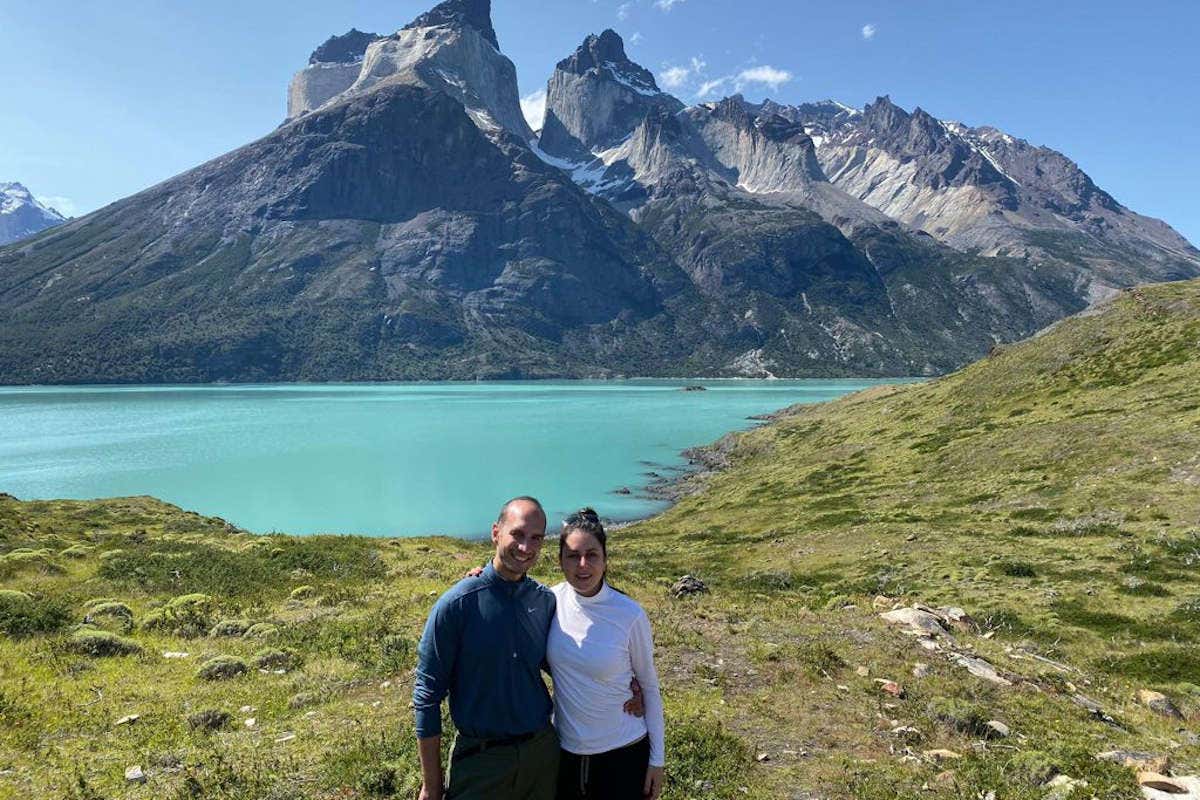 Posando en el Parque Nacional Torres del Paine en Chile junto a su marido
