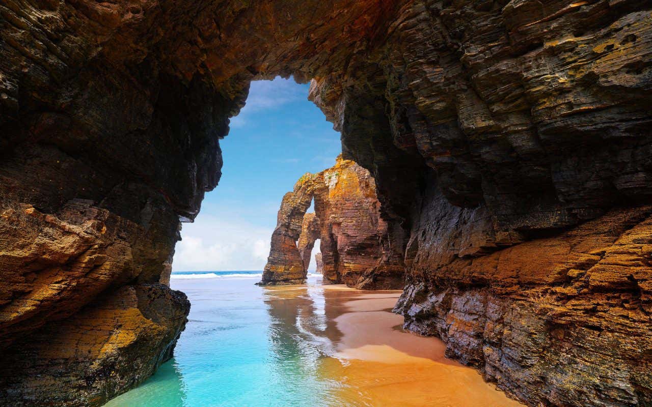 Arco natural na Praia das Catedrais, que se destaca por suas águas cristalinas