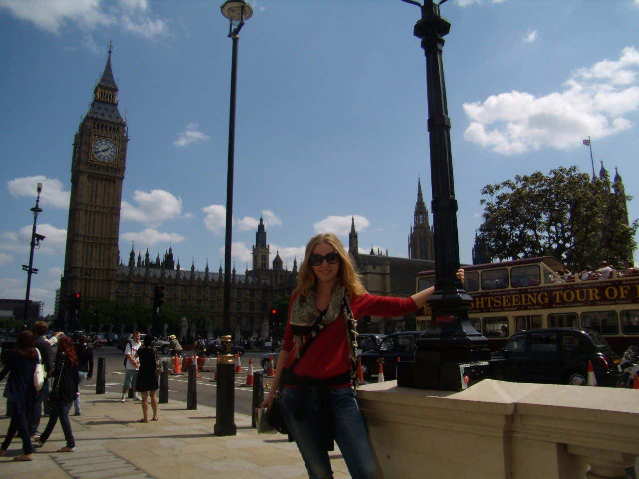 Raquel posando junto al Big Ben en Londres